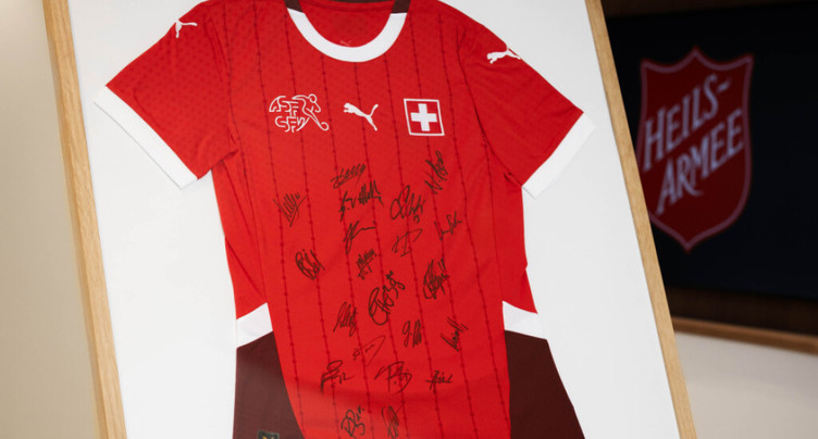 Un maillot dédicacé de la Nati vendu pour près de 4000 francs